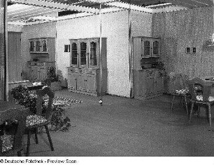 Ausstellungskoje des VEB Thüringer Möbelkombinat Suhl mit Speisezimmermöbeln