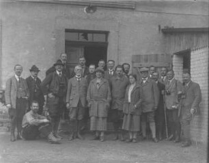 Auf Exkursion : Gruppenportrait einer Exkursionsgesellschaft. Rudolf Zimmermann links sitzend.