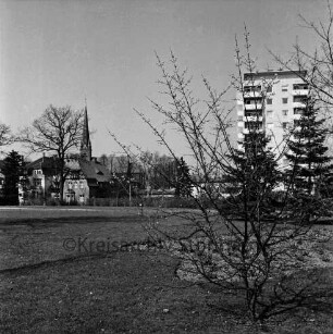 Kurpark: vorn Grünfläche: dahinter Kurparkallee mit Stadtvillen: rechts Hochhaus "Liebe": hinten links Peter-Paul-Kirche