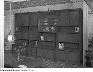 Anbauwand : Ausstellungskoje mit Anbauwand aus dem VEB Möbelkombinat Zeulenroda-Triebes (ZEUTRIE)