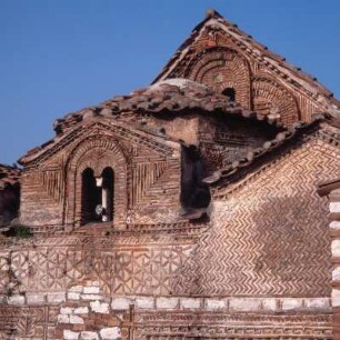 Arta, Kirche Agia Theodora. Riegeldekorationen des überkuppelten Narthex