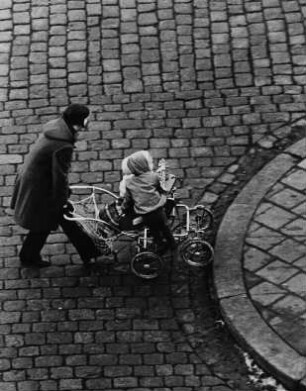 Frau mit Kinderwagen