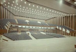 Dresden. Kulturpalast. Großer Saal, Blick von der Bühne in den Zuschauerraum, , Ausstattung Deutsche Werkstätten Hellerau