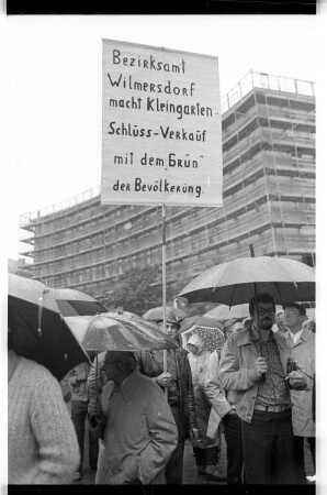 Kleinbildnegativ: Kleingärtner*innen-Protest, Fehrbelliner Platz, 1977