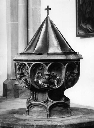 Taufstein : Taufstein (um 1484; K. Eseler, M. Grünewald). Aschaffenburg, Stiftskirche Sankt Peter und Alexander, Taufkapelle