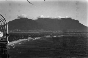 Tafelberg : Der Tafelberg bei Kapstadt vom Meer aus gesehen. Am Fuße des Bergs sind Siedlungen.