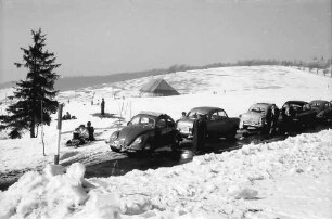 Schauinsland: Parkende Wagen an der Straße zur Halde (Hofsgrund)