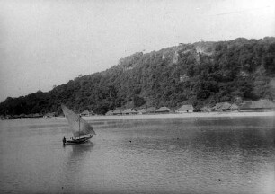 Eingeborenen Dorf am jenseitigen Ufer des Pangani