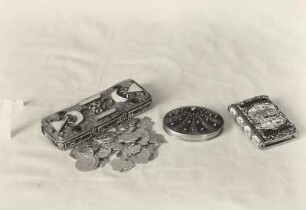 links: rechteckiges flaches Spielmarkenkästchen mit silbernen Spielmarken (Gegenstück zu C 286) & Mitte: ovale, flache Dose & rechts: Kalender in Buchform für Kurfürst Johann Georg II. mit kursächsischem Wappen
