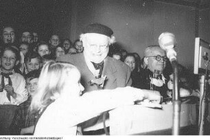 Dresden, Kurt-Fischer Platz (Olbrichtplatz), Nordhalle, Weihnachtsmesse, Eröffnung der Weihnachtsausstellung im Beisein von Martin Andersen-Nexö, 1. Dezember 1951