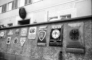 Freudenstadt: Autoclubschilder am Hotel Post