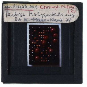 Miene, Farbige Holzgestaltung