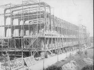 [Bild 19] Baustelle Produktionsgebäude einer Weberei in Oppach. Stahlskelettbau. Schrägansicht