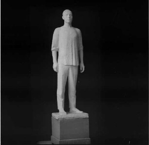 Stehender Mann : Arbeiten in Gips der Arnold-Klasse 5. Stehender Mann (vor 1960)