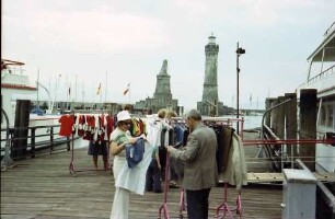 Lindau: Hafen, Kleiderverkauf auf Bodenseeschiff