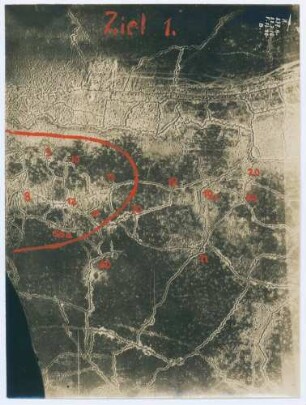 Foto gegnerischer Stellungen in den Abschnitten D 3, D 4 und E 1 südöstlich Tahure (Luftbild)