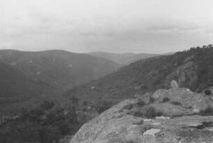 Granitfels südlich des Lukumburu : Bergige Landschaft mit Granitfelsen