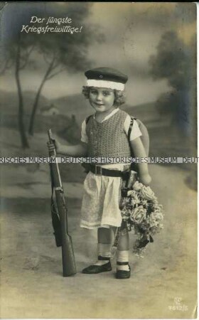 Kleines Mädchen mit Soldatenmütze und Gewehr