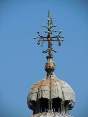 Venedig - Kuppelverzierung : Blick auf die Verzierungen einer Kuppel der Markuskirche, aufgenommen vom Dogenpalast in Venedig am 25. Juni 2010