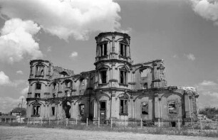 Gottesauer Schloss nach der Zerstörung im zweiten Weltkrieg