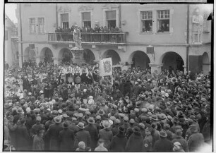 Fasnacht Sigmaringen 1935; Bräuteln vor dem Rathaus