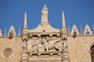 Dogenpalast in Venedig : Fassade am Dogenplatz, zur Piazetta, mit geflügeltem Markuslöwen. Aufgenommen in Venedig im März 2007