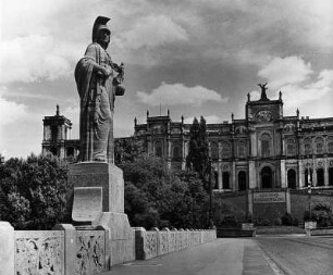 Brückenstandfigur Pallas Athene : Brückenstandfigur Pallas Athene. Stein (1906; F. Drexler). München, Maximilians-Brücke