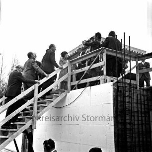 Friedrich-Ebert-Stiftung: Am Kratt: Heimvolkshochschule: Grundsteinlegung durch Bundeskanzler Willy Brandt: Willy Brand und Bürgervorsteher Heinz Beusen auf der Treppe zur Rednertribüne, 20. April 1971