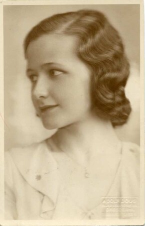 Porträt der Sopranistin Erika Kaufmann. Dresden, um 1920. Fotografie von Adolf Dous (Weltpostkarte mit Atelier-Prägestempel, verso bezeichnet)