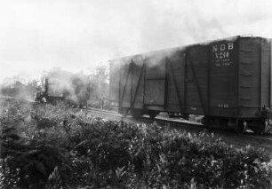 Brennende Lokomotive : Ein Waggon einer Dampflokomotive hat Feuer gefangen. Sowohl die Eisenbahn als auch die anderen Anhänger sind vom Waggon abgekoppelt worden.
