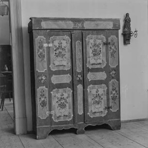 Möbel-Museum : Bautzen. Stadtmuseum. Ausstellungsraum mit Bauernschrank