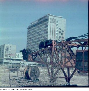 Appartementhochhaus mit Gaststättenkomplex : Baustelle Rathausplatz/Leningrader Straße mit liegendem Kranausleger. Blick zum Pirnaischen Platz auf Appartementhochhaus mit Gaststättenkomplex (180 WE, 14-geschossig, 5-Mp-Plattenbauweise 2-Mp-Stahlbetonskelettbauweise)
