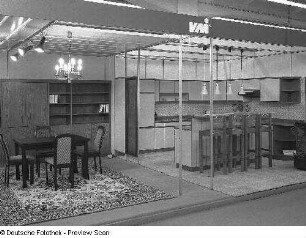 Ausstellungskojen mit Wohnzimmermöbeln und Anbauküche des VEB Möbelkombinat Dresden-Hellerau