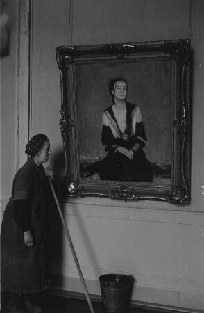 Eröffnung der Dauerausstellung in der Alten Nationalgalerie : Reinigungskraft vor dem Gemälde "Die Gattin des Künstlers" von Fritz Rhein