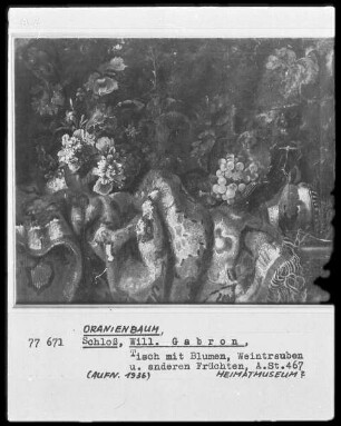 Stilleben — Tisch mit Blumen, Weintrauben und anderen Früchten