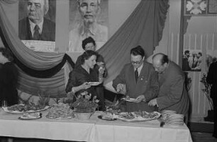 Empfang im vietnamesischen Ausstellungspavillon, am Buffet Rolf Lemser (?) Messeamtsdirektor (rechts)