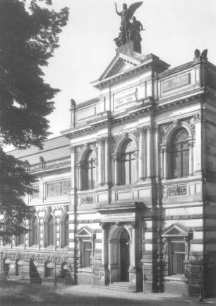 Dresden-Altstadt. Albertinum (1884-1887; A. Canzler). Nordost-Flügel, Teilansicht mit Portalrisalit von der Brühlschen Terrasse