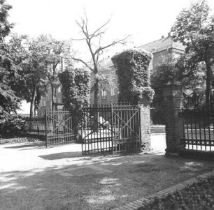 Cottbus-Schmellwitz. Nordfriedhof (1870 angelegt). Toranlage (Karlstraße). Blick vom Friedhof