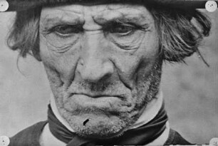 Fotostudie zu "Männer vor der Kirche"