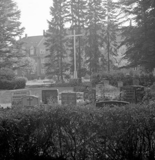 Chemnitz-Gablenz, Pfarrstraße 29. St.-Andreas-Friedhof. Kreuz. Blick über Grabanlage
