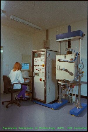 Diffusionsschweißanlage in der Hauptabteilung Versuchstechnik (HVT)