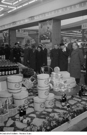 Messestand mit Lebensmitteln in der Ausstellungshalle von Ungarn