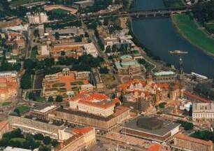 Dresden-Altstadt. Wilsdruffer Straße zwischen Postplatz und Haus Altmarkt, Zwinger, Opernhaus, Residenzschloss und Kathedrale gegen Yenidze, Heinz-Steyer-Stadion und Marienbrücke. Luftbildschrägaufnahme von Südsüdosten