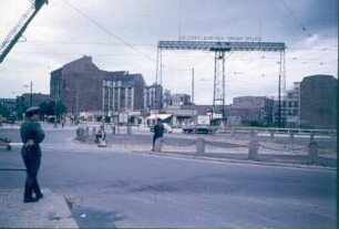 Berlin-Tiergarten, Potsdamer Straße. Metallgerüst und Großaufsteller der Freien Berliner Presse. Blick über die Sektorengrenze