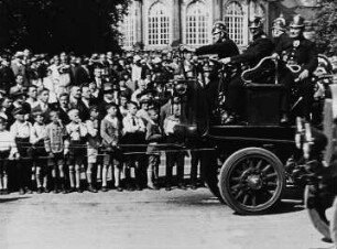 Szene aus dem Dokumentarfilm "Festzug der Dresdner Feuerwehr" anläßlich der Ausstellung "Der Rote Hahn": Vorführung historischer Löschfahrzeuge