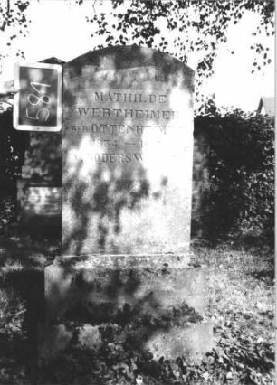 Grabstein 581 (Index: 100111458) Material: Kalkstein Zustand: gut Maße HxBxT: 129x63x24 cm Beschreibung: Stele, getreppter Sockel, Segmentbogenabschluß: Grabstein 581
