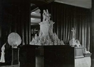 Porzellanmodell zu einem geplanten Reiterdenkmal für August III., links: Pfauen, rechts: Kreuzigungsgruppe
