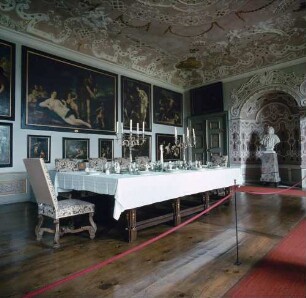 Schloss Weißenstein. Tafelzimmer mit eingedeckten Tisch. Rechts die Büste des Kurfürsten Lothar Franz von Schönborn (1655-1729)