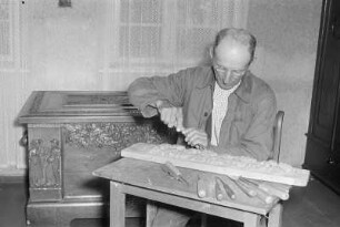 Fryco Gomola, Volkskünstler und Holzschnitzer aus Guhrow : Fryco Gomola, ludowy wuměłc a rězbar z Gór : Guhrow / Góry