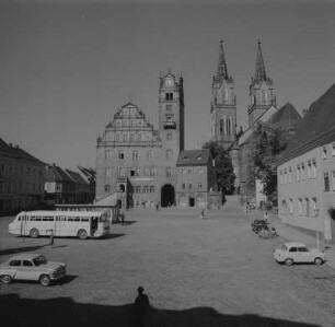 Oschatz. Neumarkt, Westseite mit Rathaus, Wohnhaus Nr. 2 und Türmen der Stadtkirche St. Ägidien